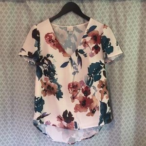 Short-Sleeve Floral Blouse 🌺
